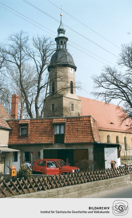 Blick über einen Garagenanbau zur Kirche in Schönfeld