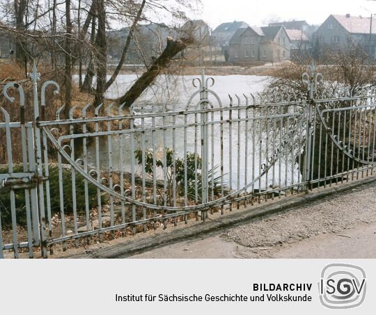 Zaun am Schloßteich in Schönfeld