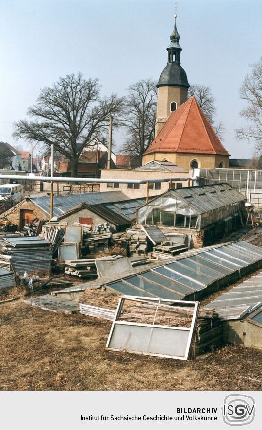 Blick über die Gärtnerei zur Kirche in Schönfeld