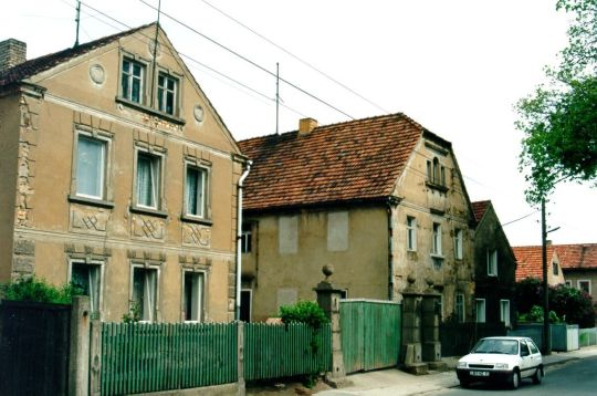 Straßenansicht eines ehemaligen Bauernhofes in Pulsen