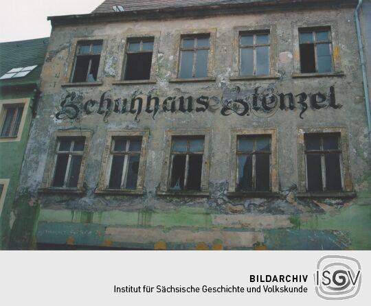 Alte Reklameaufschrift an einem leerstehenden Gebäude in Freiberg