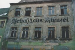 Bild: Alte Reklameaufschrift an einem leerstehenden Gebäude in Freiberg