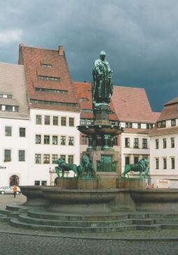 Bild: Brunnen auf dem Obermarkt in Freiberg