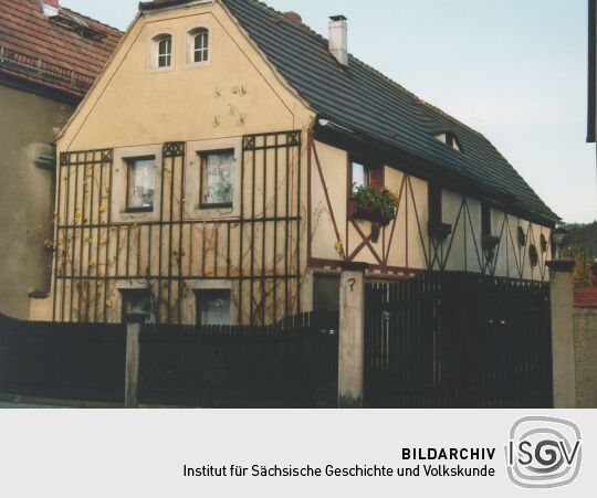 Wohnhaus mit Fachwerk und Weingerüst in Radebeul