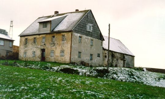 Unbewohntes Haus mit Wirtschaftsgebäude in Rübenau