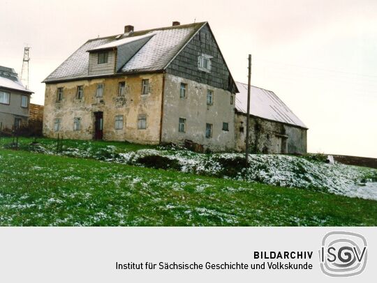 Unbewohntes Haus mit Wirtschaftsgebäude in Rübenau