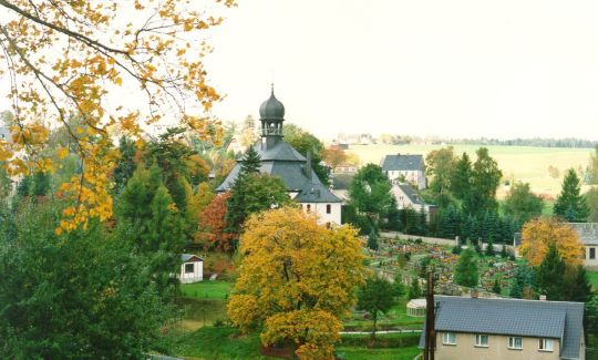 Blick auf Kirche und Friedhof in Rübenau
