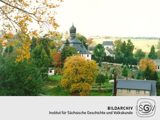 Blick auf Kirche und Friedhof in Rübenau