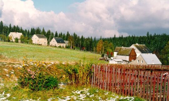 Blick auf Wohnhäuser in Kühnhaide