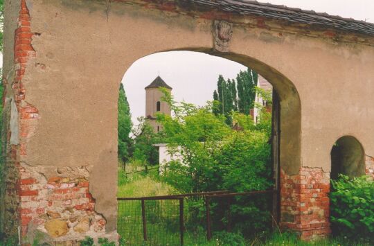 Hofeinfahrt mit Blick zur Kirche in Krensitz