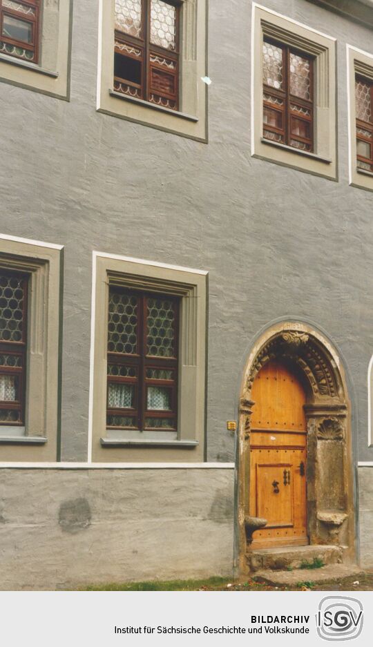 Sitzportal und nach Originalen erneuerte Fenster in Torgau
