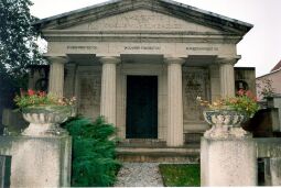 Bild: Familiengruft auf dem Blankenhainer Friedhof