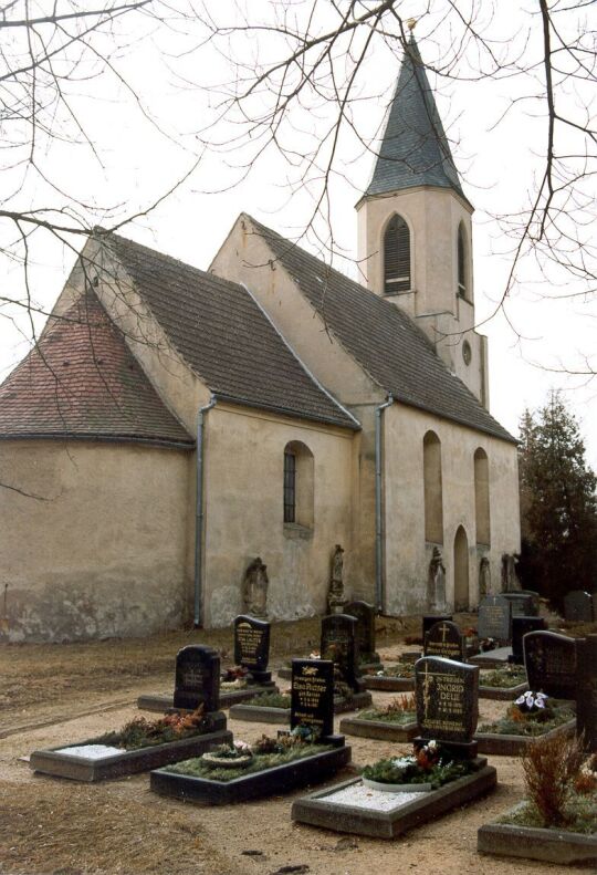 Kirche an der Hauptstraße in Strauch