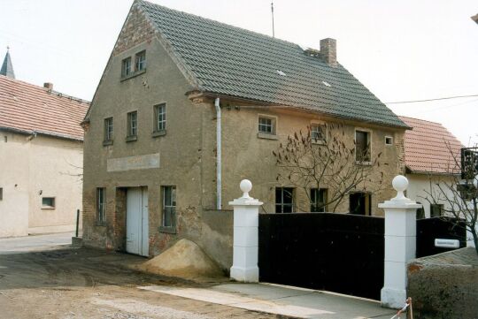 Hofeinfahrt zum Haus an der Hauptstraße in Strauch