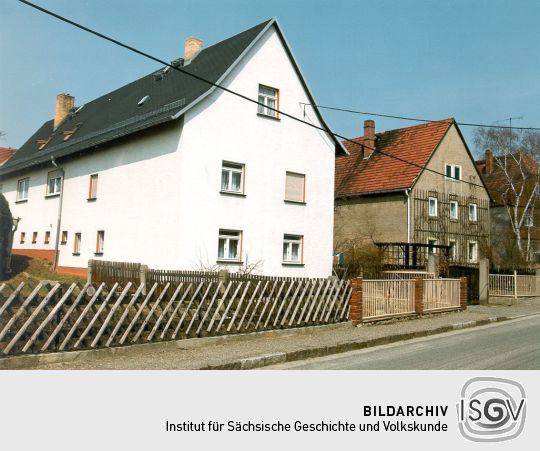 Ausgebautes Haus und Stall an der Dorfstrasse in Dobra