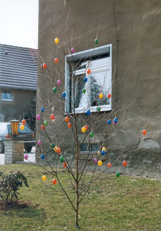 Garten mit geschmücktem Osterbaum