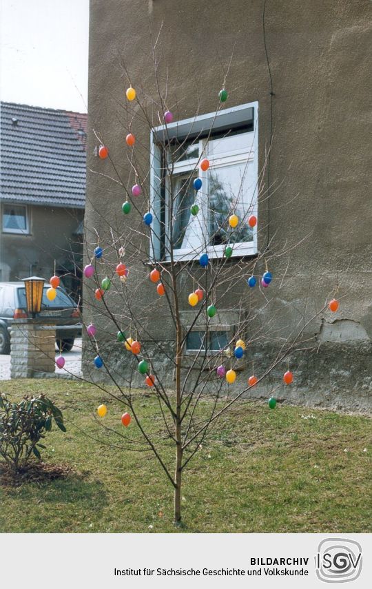 Garten mit geschmücktem Osterbaum