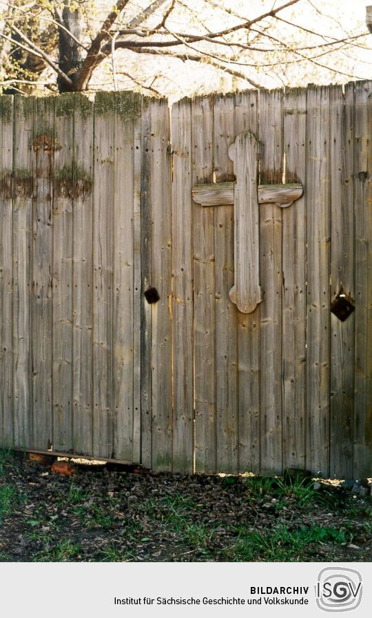 Hofeinfahrt zu einem ehemaligen Bauernhof in Breunsdorf