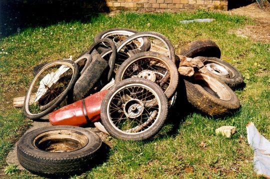 Schrotthaufen in einem Garten in Zwenkau