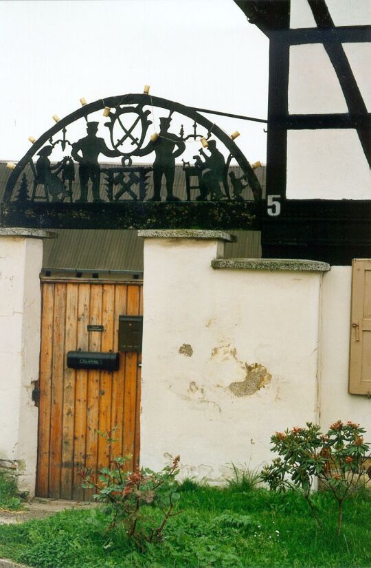 Schwibbogen an einem Altengroitzscher Bauernhof