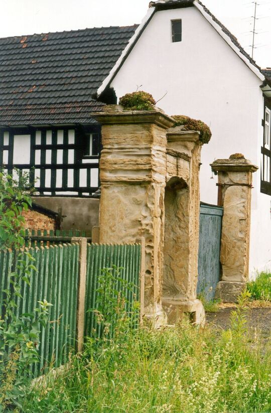 Säulen am Hofeingang eines Altengroitzscher Bauernhofes