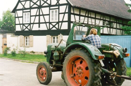 Zugmaschine auf einer Altengroitzscher Straße