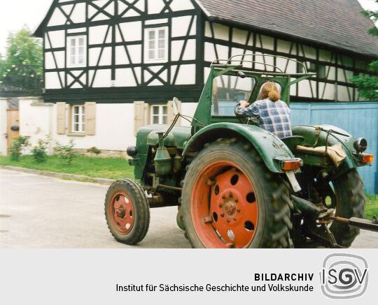 Zugmaschine auf einer Altengroitzscher Straße