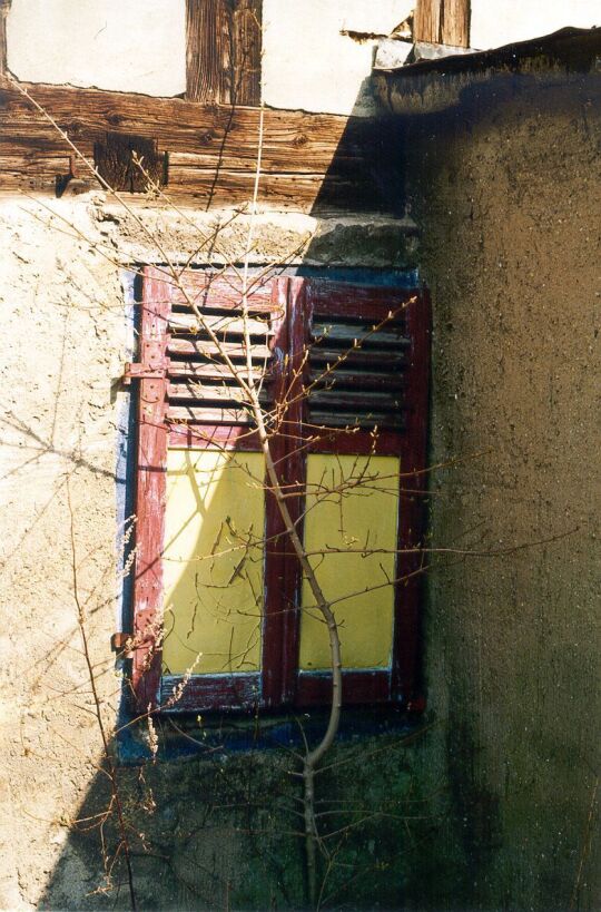 Fensterladen eines verlassenen Breunsdorfer Bauernhofes