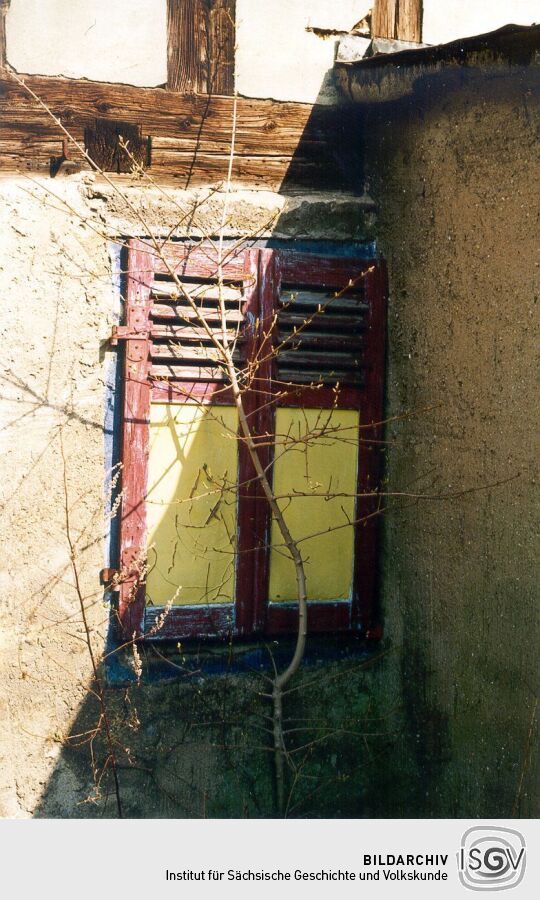 Fensterladen eines verlassenen Breunsdorfer Bauernhofes