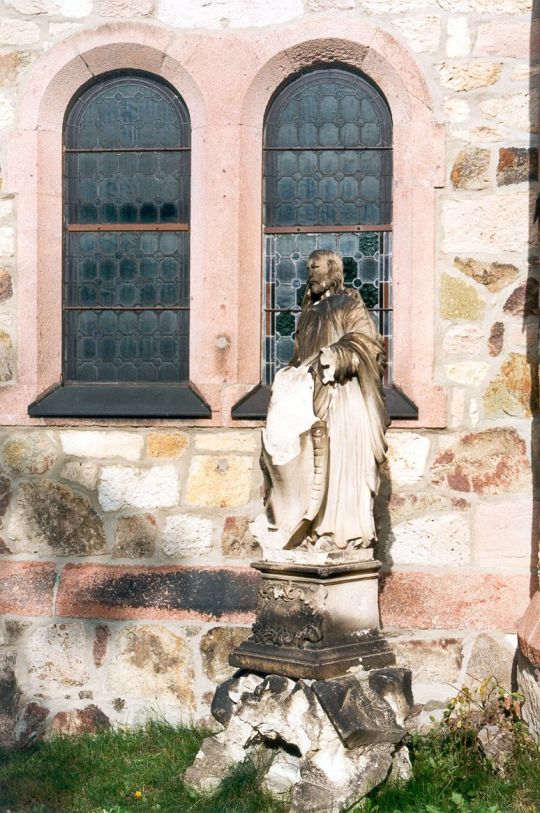 Skulptur an der Kohrener Kirche