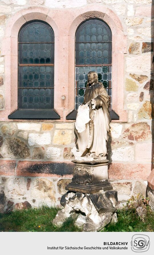 Skulptur an der Kohrener Kirche