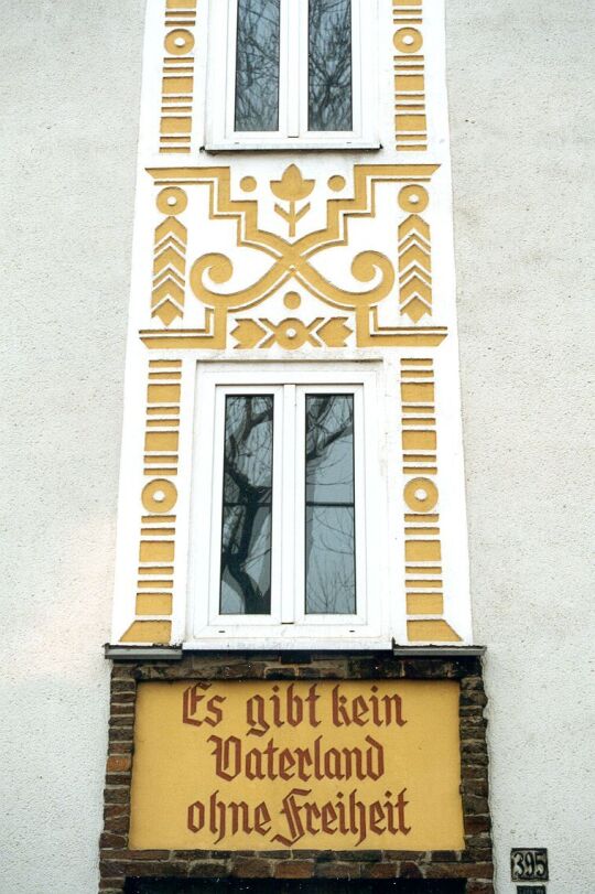 Spruch an einem Wahrener Wohnhaus