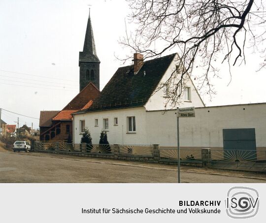 Blick zur Kirche im Schkeuditzer Stadtteil "Altes Dorf"