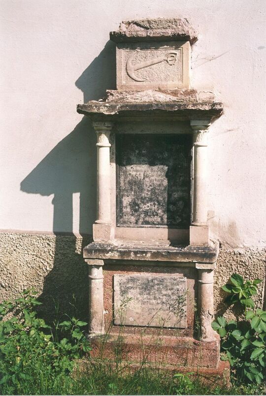 Alter Grabstein auf dem Kirchhof in Flößberg