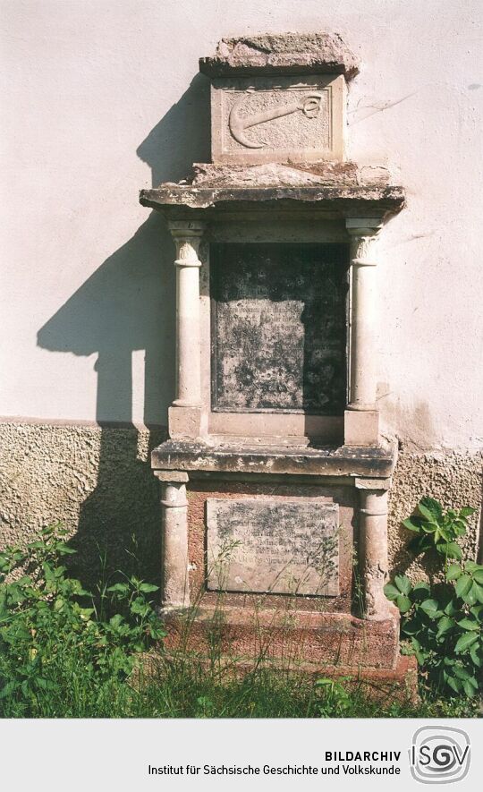 Alter Grabstein auf dem Kirchhof in Flößberg