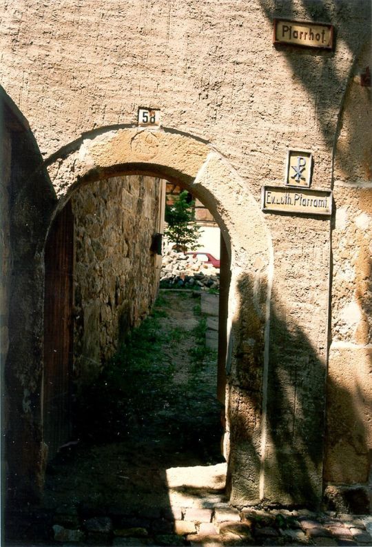 Eingang zum Pfarrhof in Kohren-Sahlis