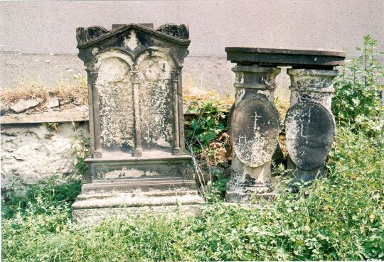 Alte Grabsteine auf dem Friedhof in Großbardau