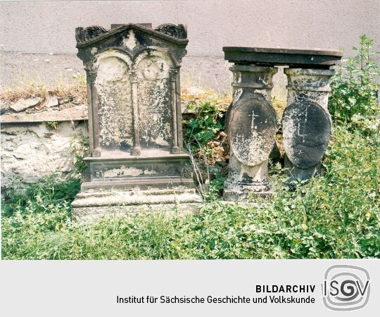 Alte Grabsteine auf dem Friedhof in Großbardau