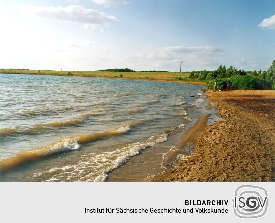 Landschaftsansicht mit dem Strand des Speicherbeckens Borna