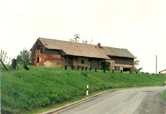 Landstraße mit Wirtschaftsgebäude