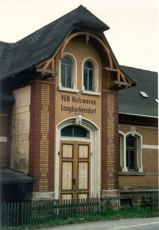 Hauptportal eines Firmengebäudes in Langburkersdorf