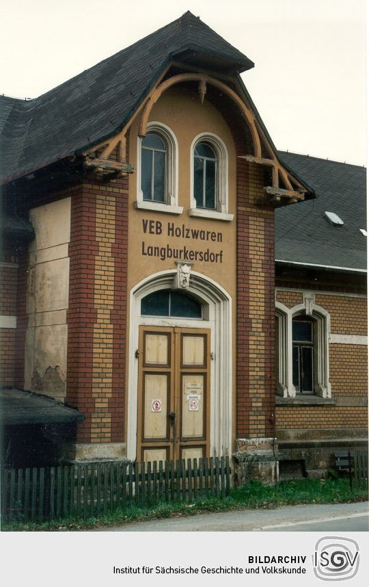 Hauptportal eines Firmengebäudes in Langburkersdorf