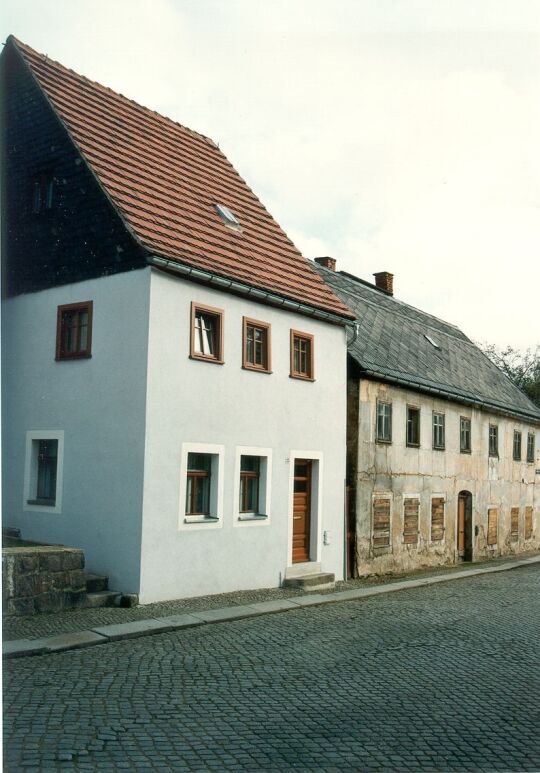 Straßenraum mit Wohngebäuden in Neustadt/ Sa.