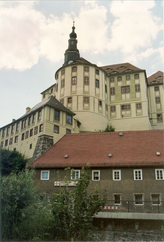 Ansicht der Burg Weesenstein vom Ufer der Müglitz