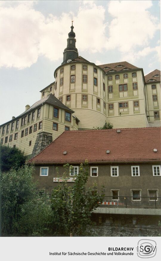 Ansicht der Burg Weesenstein vom Ufer der Müglitz