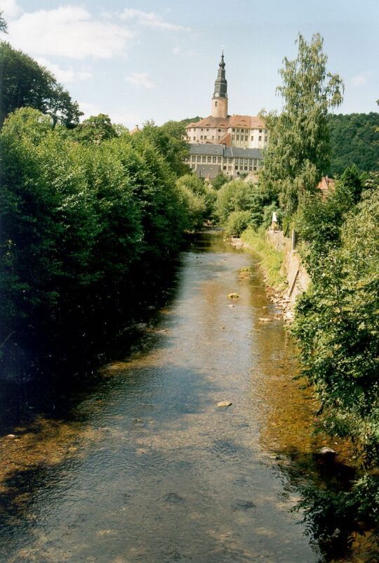 Ansicht des Schlosses Weesenstein vom Tal der Müglitz