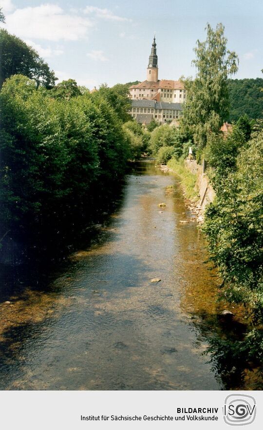 Ansicht des Schlosses Weesenstein vom Tal der Müglitz