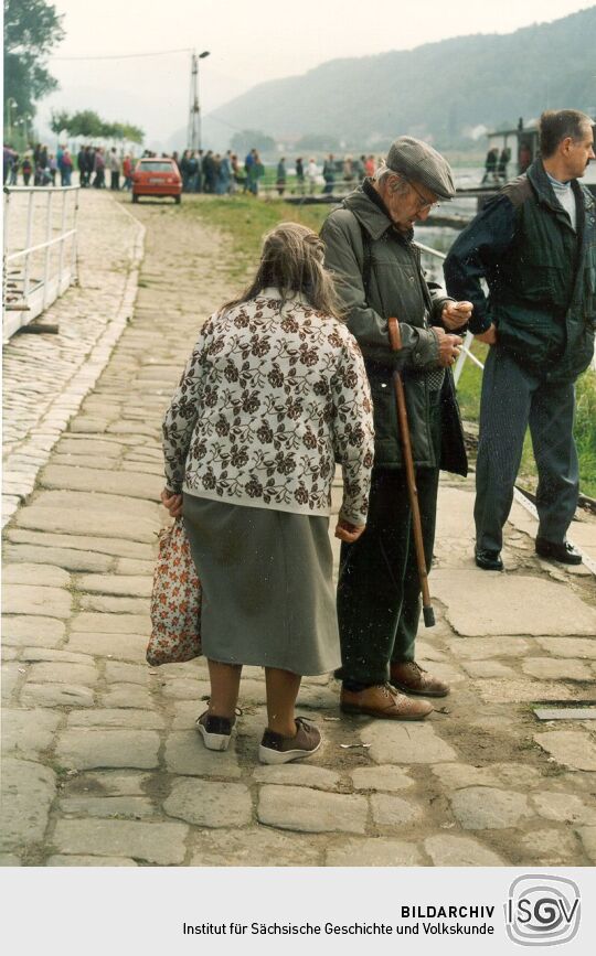 Fahrgäste an der Anlegestelle der Elbfähre