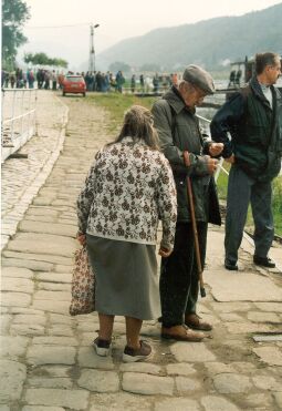 Bild: Fahrgäste an der Anlegestelle der Elbfähre