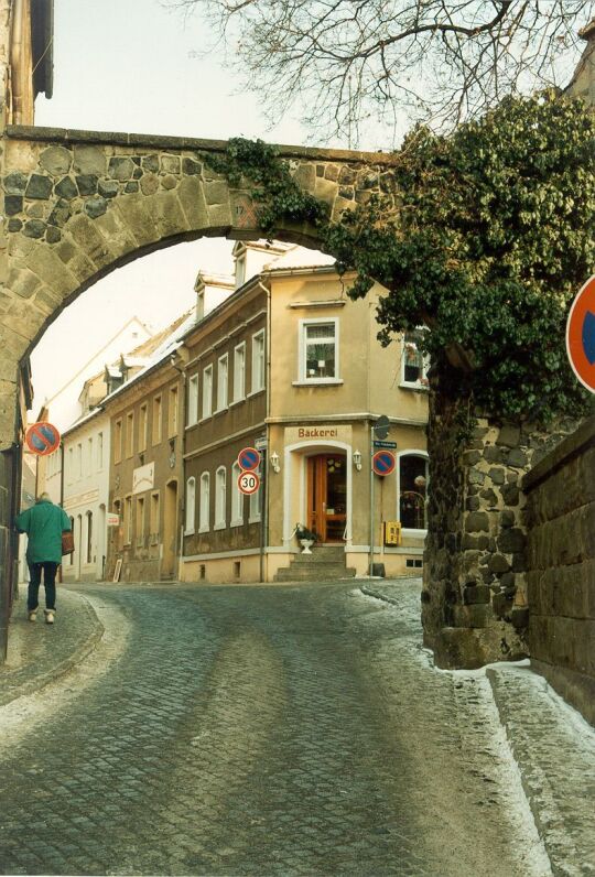 Straßenzug in Stolpen mit Torbogen